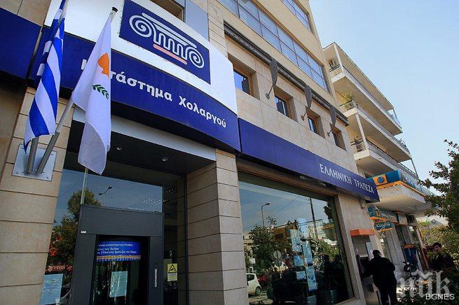 Гърците увеличават тегленията на банкови депозити