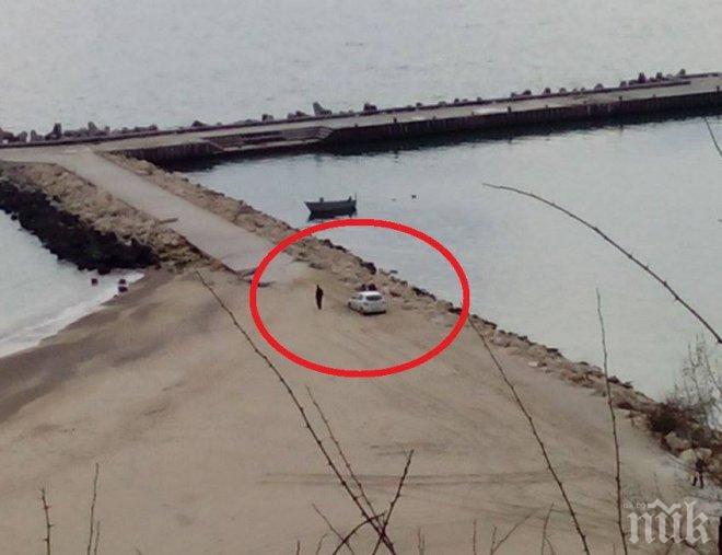 От мястото на плажа във Варна! Кола на Мтел заседна в пясъка