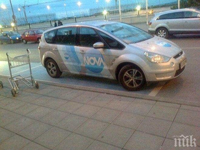 Шок! Екип на Нова телевизия се натресе нагло върху място за инвалиди в столичен мол! Ще се извинят ли морализаторите Ани и Виктор? (снимки)