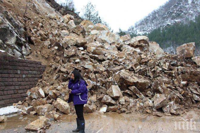 Около 300 000 лв. струва разчистването на свлачището по пътя Пловдив - Смолян 