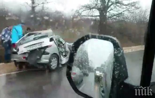 Кървава катастрофа на пътя София-Варна! Кола се размаза в автобус, линейки хвърчат към мястото, има загинал! (обновена)