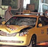 Ужас на пешеходна пътека! Таксиметров шофьор сгази 30-годишна жена! Съмняват се за фрактура на черепа