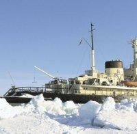 Най-мощният ледоразбивач на Канада спасява заседнал кораб 