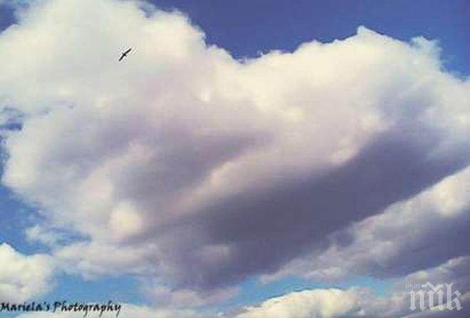 Облак с формата на сърце се появи над Поморие