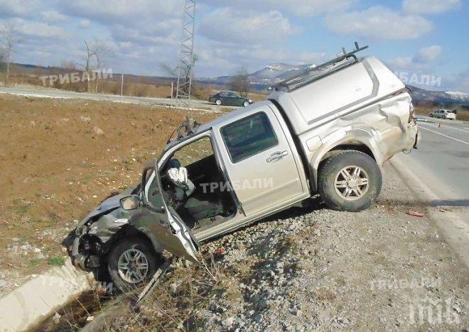 Кола на ЧЕЗ се размаза край Враца (снимки)