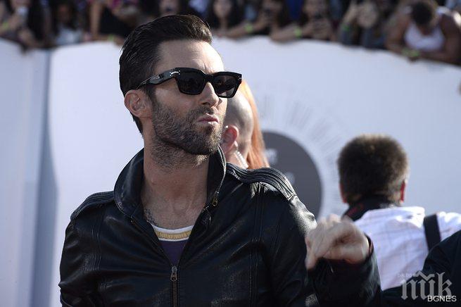 Бившата приятелка на Адам Лавин очаква дете 