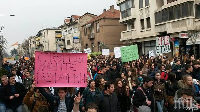 Македония преживява третата политическа криза след обявяването на независимостта си