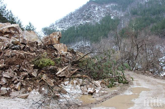 Свлачище затвори пътя Велинград - Пазарджик