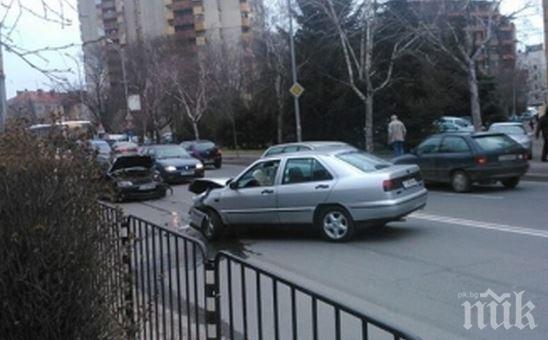 Две коли се удариха челно в Бургас, затапиха „Трапезица” (снимки)