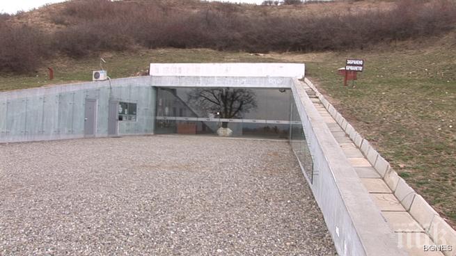 Експерти от Министерството на културата инспектираха пропадането в гробницата на Севт III