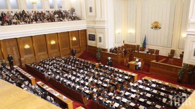 ПФ докара Джон Лоутън от Uriah Heep в парламента