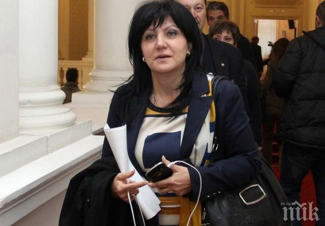 Караянчева към Местан: Доверие не се печели с торбички и часовници