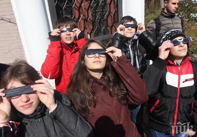 Луната захапа слънчевия диск