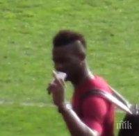 Балотели показа среден пръст на феновете на Юнайтед (видео)