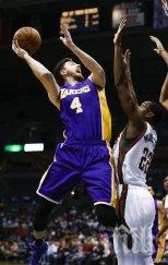 лейкърс прекъснаха серия поражения нба