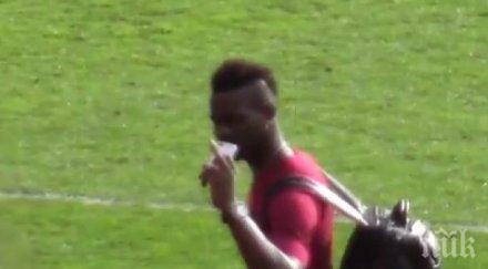 балотели показа среден пръст феновете юнайтед видео