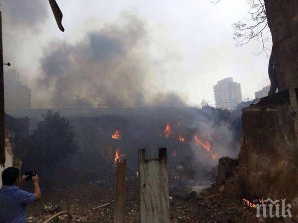 Хеликоптер падна върху къща, пилотът загина