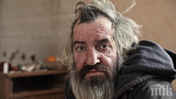 Клошар се самонастани в къща, изпи 300 литра ракия, изяде зимнината и умря