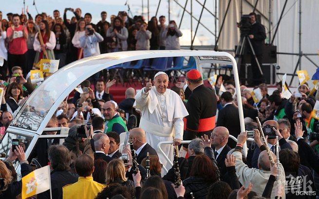 Папата получи доставка на пица в Неапол