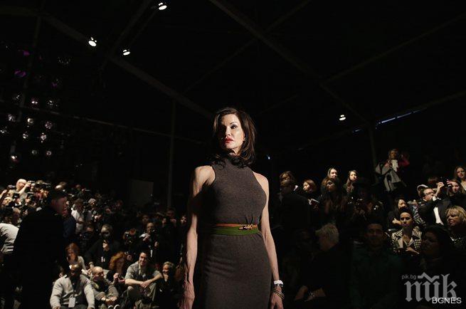 Дикинсън се пенсионира от подиума, но не и от модния свят 