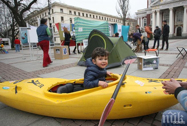  За проблемите на българските реки разказва инсталация пред Народния театър