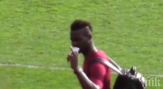 Балотели показа среден пръст на феновете на Юнайтед (видео)