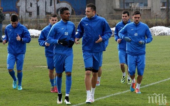 Левски тренира само с 13 играчи