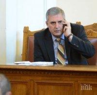 Извънредно! Ивайло Калфин пристигна в парламента, за да защити гражданите, сменили пола си