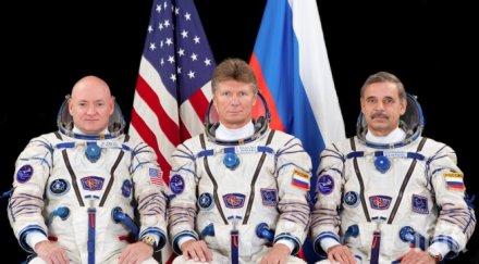 двама руски космонавти един американец прекарат година космоса