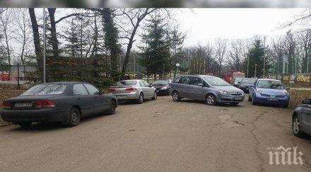 екшън българска армия бесен томов блокира централна алея плаши стик голф снимка