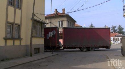 нагъл тираджия изпокъса кабели центъра казанлък