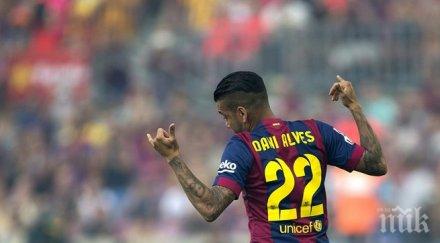 алвес настоява тригодишен контракт барса