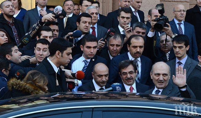 Турски министър затвори басейн, за да се учи жена му да плува