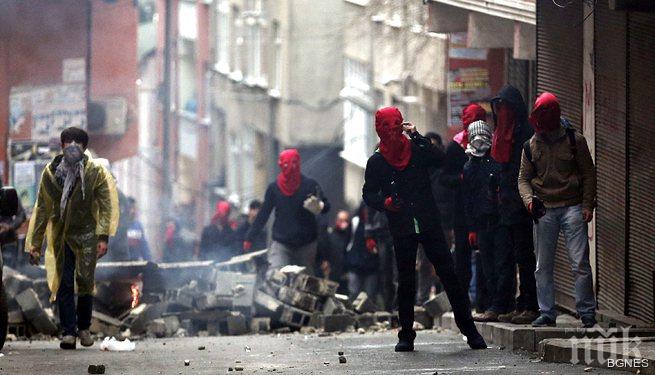 Момиче ранено от полицията на протест в Истанбул