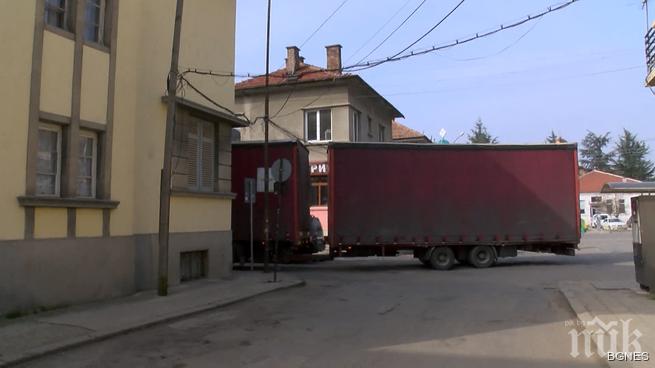 Нагъл тираджия изпокъса кабели в центъра на Казанлък