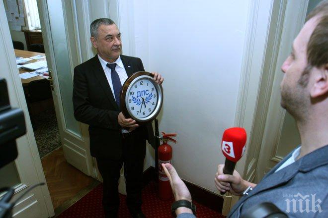 Скандал! Валери Симеонов се разхожда в парламента с „армаган“ на ДПС! Имамов го обвини, че не е част от цивилизацията