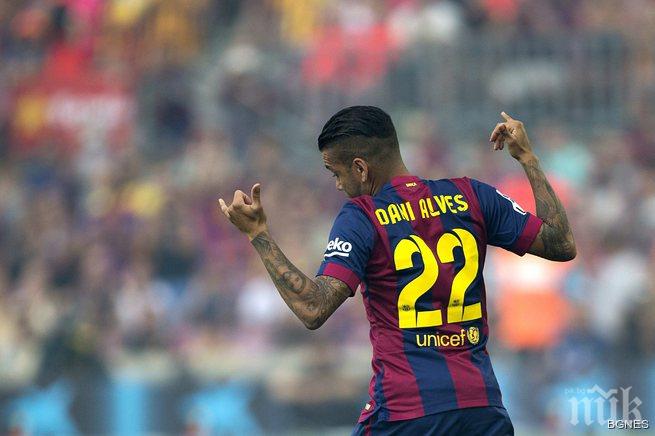 Алвес настоява за тригодишен контракт с Барса