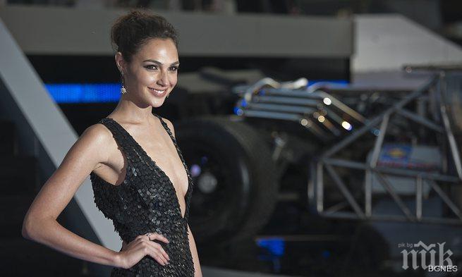 Критикуват Гал Гадот заради малкия бюст