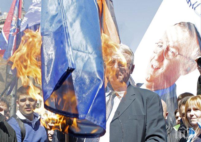 Привърженици на Шешел горят американски знамена в Белград 