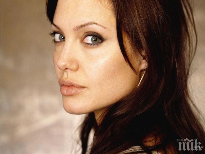 Отстраниха яйчниците на Анджелина Джоли