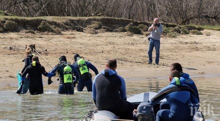 армията купува лодки помага наводнения