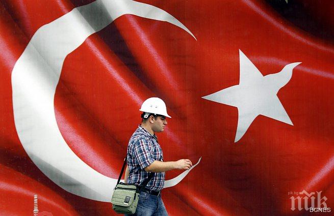 Турция осъди момче на 13 години затвор заради свалено знаме