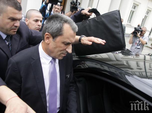 Скандал! Орешарски нагло разпъна чадър над Станишев! Проваленият премиер обвини журналисти за спрени заради афера със 120 млн. лева европари!