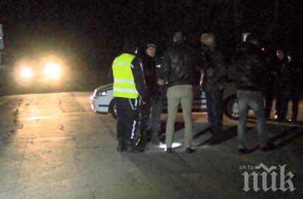 Сапьори претърсват за бомби извън взривения склад в Иганово