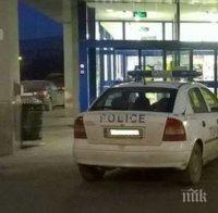 Безобразие! Полицаи паркират неправилно пред входа на магазин, за да си хапнат кюфтета