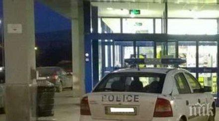 безобразие полицаи паркират неправилно входа магазин хапнат кюфтета