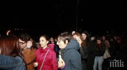 часът земята събра стотици столичани народния театър