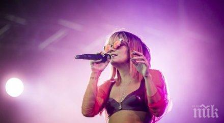 цветната лили алън рекламира дизайнерски очила