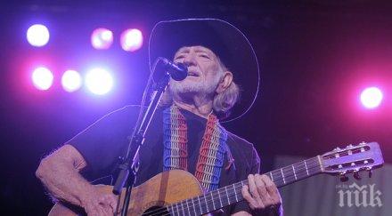 куриоз легендата уили нелсън пуска собствен бранд марихуана