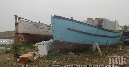 Махат старите и продънени лодки от Марината в Созопол, искат да правят Рибен пазар (снимки)